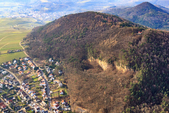 Ringelsberghütte über den Kalkfelsen in Frankweiler im Bundesland Rheinland-Pfalz, Deutschland