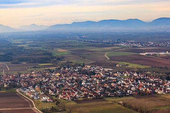Dorfansicht im Winter von Osten in Zeiskam im Bundesland Rheinland-Pfalz, Deutschland