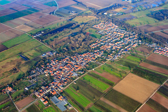 Dorfübersicht im Winter aus Süden in Winden im Bundesland Rheinland-Pfalz, Deutschland