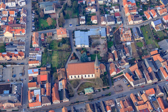 Kirche St. Maria Himmelfahrt an der u. Hauptstr in Herxheim bei Landau im Bundesland Rheinland-Pfalz, Deutschland