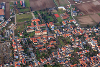 Schrägluftbild von St. Paulus Stift Herxheim und Caritas-Förderzentrum St. Laurentius und Paulus in Herxheim bei Landau im Bundesland Rheinland-Pfalz, Deutschland