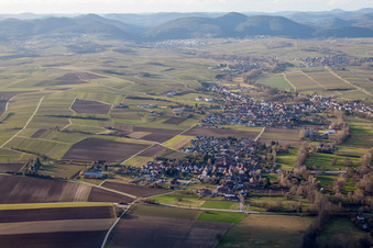 Ortsteil Heuchelheim in Heuchelheim-Klingen im Bundesland Rheinland-Pfalz, Deutschland von der Drohne aus gesehen