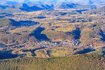Dorf im Pfälzerwald im Winter aus Süden in Silz im Bundesland Rheinland-Pfalz, Deutschland