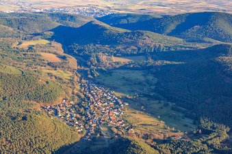 Dorf im Pfälzerwald im Winter aus Osten in Vorderweidenthal im Bundesland Rheinland-Pfalz, Deutschland