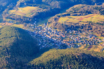 Luftbild von Dorf im Pfälzerwald im Winter aus Osten in Vorderweidenthal im Bundesland Rheinland-Pfalz, Deutschland