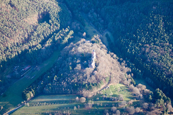 Drohnenaufname von Erlenbach, Burg Berwartstein in Erlenbach bei Dahn im Bundesland Rheinland-Pfalz, Deutschland
