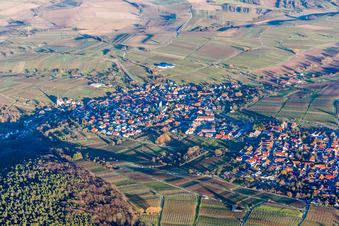 Dorf - Ansicht am Rande von Weinbergen und Wald in Rechtenbach in Schweigen-Rechtenbach im Bundesland Rheinland-Pfalz, Deutschland von oben
