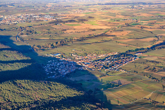 Winzerort im Winter am Haardtrand aus Südwesten in Oberotterbach im Bundesland Rheinland-Pfalz, Deutschland