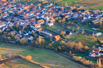 Friedhof und protest. Kirche in Winden im Bundesland Rheinland-Pfalz, Deutschland