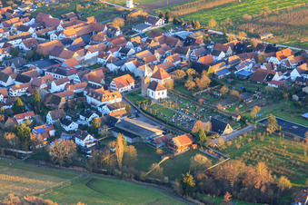 Luftbild von Friedhof und protest. Kirche in Winden im Bundesland Rheinland-Pfalz, Deutschland