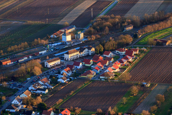 Bahnhof und Bahnhofstr in Winden im Bundesland Rheinland-Pfalz, Deutschland