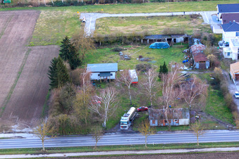 Spediteur an der B427 in Minfeld im Bundesland Rheinland-Pfalz, Deutschland