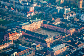 Lyzeumstraße und Schloß in Rastatt im Bundesland Baden-Württemberg, Deutschland