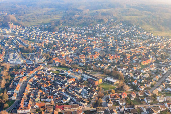 Favoriteschule Kuppenheim GWRS und Stadtkirche St. Sebastian im Bundesland Baden-Württemberg, Deutschland
