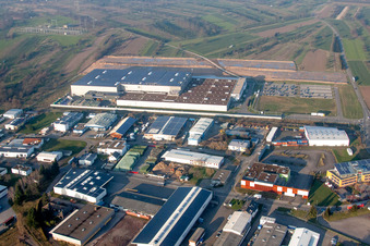 Gebäude und Produktionshallen auf dem Werksgelände Mercedes Benz Werk Kuppenheim in Kuppenheim im Bundesland Baden-Württemberg, Deutschland
