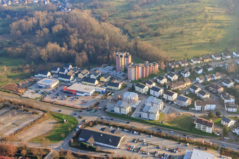 Gewerbegebiet In d. Kleinau mit dm-drogerie markt und Lidl in Kuppenheim im Bundesland Baden-Württemberg, Deutschland
