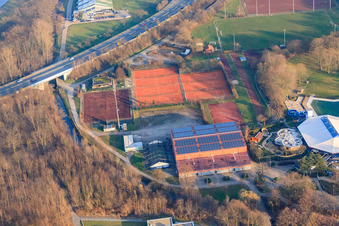 Luftbild von Veranstaltungshalle und Sportplätze beim Cuppamare des SV 08 Kuppenheim und des Tennisclub Kuppenheim im Bundesland Baden-Württemberg, Deutschland