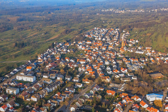 Luftaufnahme von Ortsansicht im Winter von Südwesten in Bischweier im Bundesland Baden-Württemberg, Deutschland