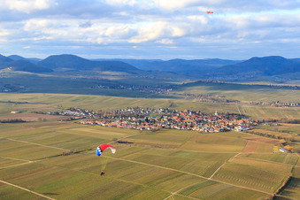 Winzerort im Winter von Süden im Ortsteil Mörzheim in Landau in der Pfalz im Bundesland Rheinland-Pfalz, Deutschland