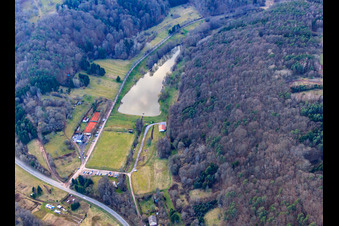 Silzer See und Sportplatz am Klingbach im Bundesland Rheinland-Pfalz, Deutschland