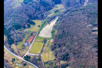 Luftbild von Silzer See und Sportplatz am Klingbach im Bundesland Rheinland-Pfalz, Deutschland