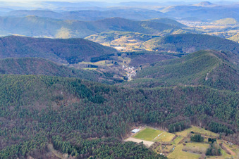 Sportplatz des SV Gossersweiler-Stein am Waldrand im Bundesland Rheinland-Pfalz, Deutschland