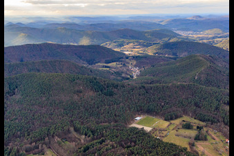 Luftbild von Sportplatz des SV Gossersweiler-Stein am Waldrand im Bundesland Rheinland-Pfalz, Deutschland