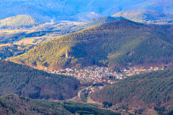 Dorf im Pfälzerwald im Winter von Südosten in Lug im Bundesland Rheinland-Pfalz, Deutschland