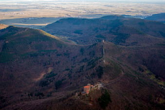 Luftaufnahme von Die 3 Burgen Trifels, Anebos und Münz in Leinsweiler im Bundesland Rheinland-Pfalz, Deutschland