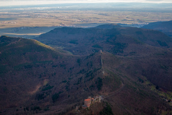 Die 3 Burgen Trifels, Anebos und Münz in Leinsweiler im Bundesland Rheinland-Pfalz, Deutschland von oben