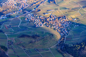 Dorf über der Weinlage Kastanienbusch im Winter von Westen in Birkweiler im Bundesland Rheinland-Pfalz, Deutschland