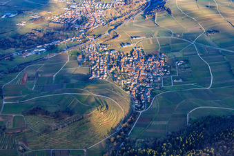 Dorf über der Weinlage Kastanienbusch im Winter von Westen in Birkweiler im Bundesland Rheinland-Pfalz, Deutschland von oben