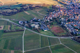 Grundschule Kleine Kalmit und Stadion in Ilbesheim bei Landau im Bundesland Rheinland-Pfalz, Deutschland