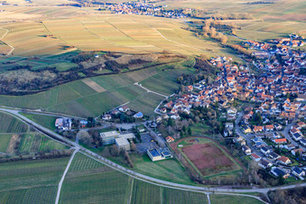 Schrägluftbild von Grundschule Kleine Kalmit und Stadion in Ilbesheim bei Landau im Bundesland Rheinland-Pfalz, Deutschland