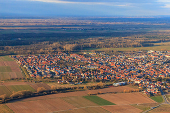 Schrägluftbild von Stadtansicht aus Südwesten im Winter in Offenbach an der Queich im Bundesland Rheinland-Pfalz, Deutschland