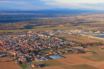 Stadtansicht aus Südwesten im Winter in Offenbach an der Queich im Bundesland Rheinland-Pfalz, Deutschland aus der Luft