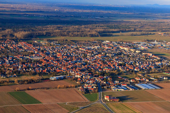 Stadtansicht aus Süden im Winter in Offenbach an der Queich im Bundesland Rheinland-Pfalz, Deutschland