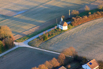 Schrägluftbild von Arme-Seelen-Kapelle am Knittelsheimer Weg in Herxheimweyher im Bundesland Rheinland-Pfalz, Deutschland