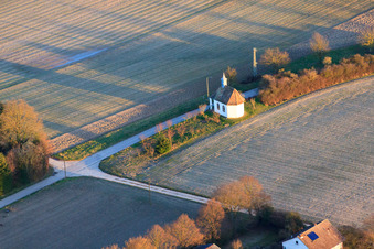 Arme-Seelen-Kapelle am Knittelsheimer Weg in Herxheimweyher im Bundesland Rheinland-Pfalz, Deutschland von oben