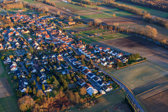 Schrägluftbild von Dorfansicht im Winter von Westen in Herxheimweyher im Bundesland Rheinland-Pfalz, Deutschland