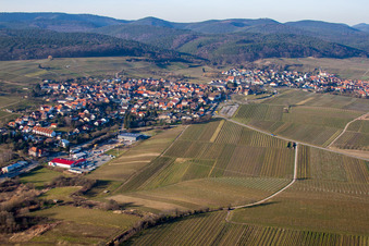 Ortsteil Schweigen in Schweigen-Rechtenbach im Bundesland Rheinland-Pfalz, Deutschland aus der Drohnenperspektive