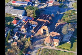 Deutsches Weintor Pfalz im Ortsteil Schweigen in Schweigen-Rechtenbach im Bundesland Rheinland-Pfalz, Deutschland von oben