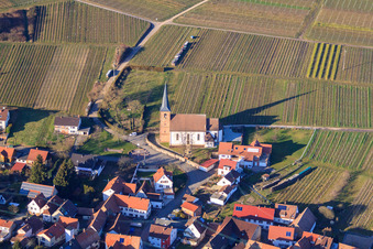 Protestantische Kirche Rechtenbach am Weinberg im Winter in Schweigen-Rechtenbach im Bundesland Rheinland-Pfalz, Deutschland