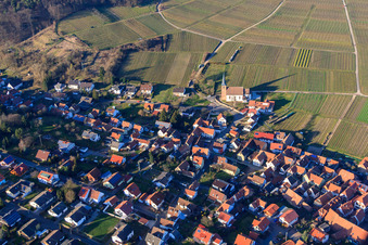 Luftaufnahme von Protestantische Kirche Rechtenbach am Weinberg im Winter in Schweigen-Rechtenbach im Bundesland Rheinland-Pfalz, Deutschland