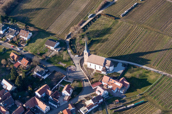 Kirchengebäude der Kirche Schweigen-Rechtenbach am Rand von Weinbergen im Ortsteil Rechtenbach in Schweigen-Rechtenbach im Bundesland Rheinland-Pfalz, Deutschland
