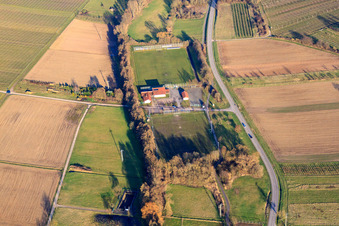 Sportplätze und Sportheim des SV Klingenmünster e.V. am Klingbach im Winter im Bundesland Rheinland-Pfalz, Deutschland