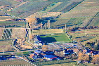 Fussballplatz Göcklingen und Kaiserberghalle im Bundesland Rheinland-Pfalz, Deutschland