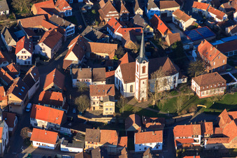 Kath. Kirche St. Laurentius und Laurentiusgarten in der Pfaffengasse in Göcklingen im Bundesland Rheinland-Pfalz, Deutschland