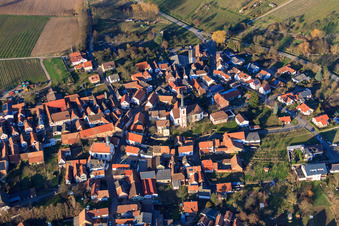 Schrägluftbild von Kath. Kirche St. Laurentius und Laurentiusgarten in der Pfaffengasse in Göcklingen im Bundesland Rheinland-Pfalz, Deutschland