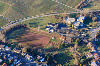 Grundschule Kleine Kalmit und Stadion in Ilbesheim bei Landau im Bundesland Rheinland-Pfalz, Deutschland von oben gesehen